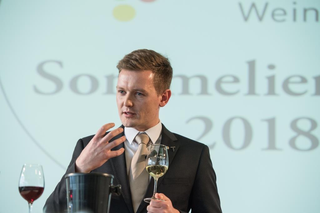 weininstitut's tweet photo. #Sommerliere Maria Rehermann von #SchlossBensberg und #JoWessels aus dem #OPUSV #Mannheim sowie Gewinner des #Sommelier-Cup 2018 diskutieren im Weihnachts- #Podcast mit Manuel Bretschi (DWI) #Menüs für die #Feiertage und empfehlen passende Weine dazu https://t.co/oOU8C39VVO https://t.co/QKgSePIgtb