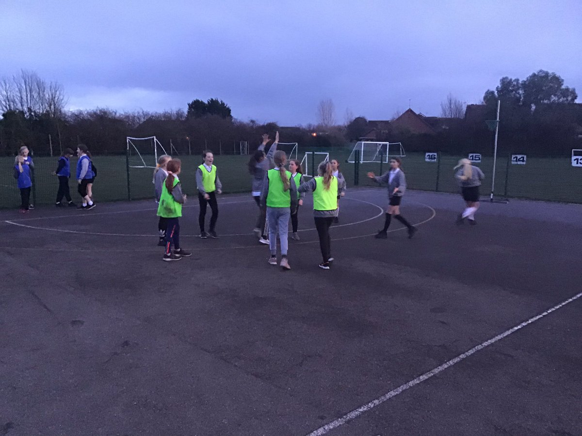 Burnham_PE's tweet photo. Superb #Hi5Netball session regardless of the chilly π₯Ά conditions our children were #active and #energised ππ»ππͺπ»π @EnglandNetball @ActiveEssex #GoBurnham #EssexPE #PESSPA #catching #passing https://t.co/nZPrYtyGiu