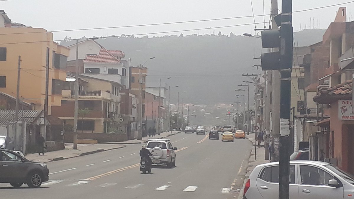 complicefm's tweet photo. Hay alerta en la ciudad de Cuenca, en los últimos días se ha registrado la presencia de una bruma que corresponde a partículas de ceniza proveniente del proceso eruptiva del volcán Sangay. Por lo que han recomendaciones ante este fenómeno. Hilo. https://t.co/RN60Ih5kka