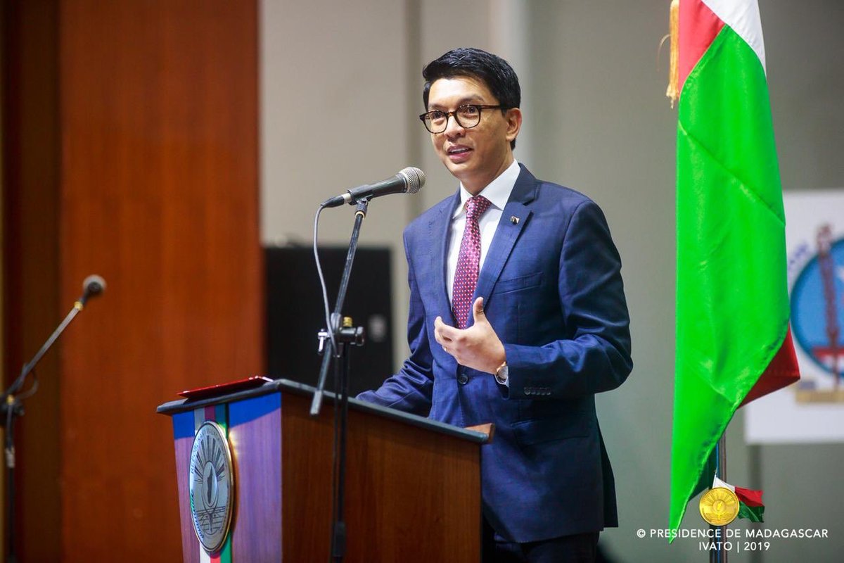 SE_Rajoelina's tweet image. Comme nos aînés par le passé en 1947, restons unis pour défendre notre souveraineté. Dépassons nos différences, formons un socle de solidarité pour récupérer nos îles ! Nous mènerons ce combat avec patience &amp;amp; détermination. 
IZAY MITAMBATRA VATO: unissons-nous pour devenir forts.