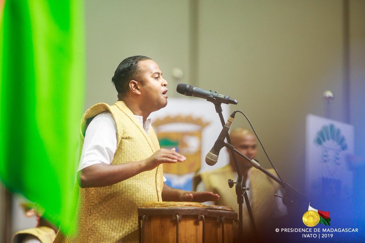 SE_Rajoelina's tweet image. Comme nos aînés par le passé en 1947, restons unis pour défendre notre souveraineté. Dépassons nos différences, formons un socle de solidarité pour récupérer nos îles ! Nous mènerons ce combat avec patience &amp;amp; détermination. 
IZAY MITAMBATRA VATO: unissons-nous pour devenir forts.