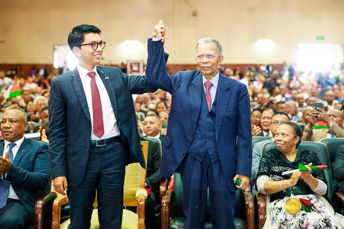 SE_Rajoelina's tweet image. Comme nos aînés par le passé en 1947, restons unis pour défendre notre souveraineté. Dépassons nos différences, formons un socle de solidarité pour récupérer nos îles ! Nous mènerons ce combat avec patience &amp;amp; détermination. 
IZAY MITAMBATRA VATO: unissons-nous pour devenir forts.