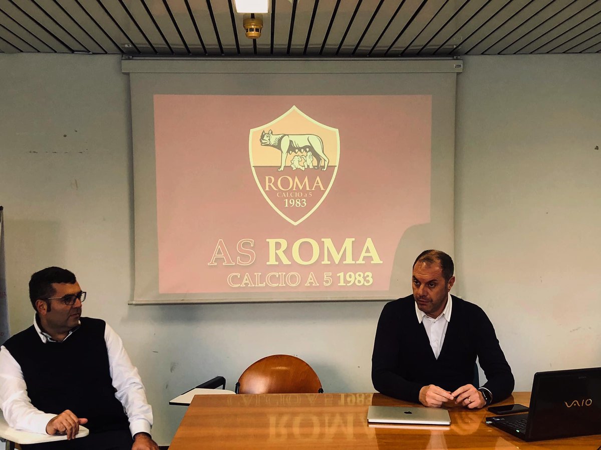 ASRCalcioa5's tweet photo. 👨‍🏫⚽️ L’A.S. Roma C5 sale in cattedra con il @MasterMMSport 

📝 Si approfondiscono i temi del marketing sportivo e l’utilizzo di grandi brand dello sport
#asromacalcioa5 #torvergata #master #sport https://t.co/ZYwNGk0aoH