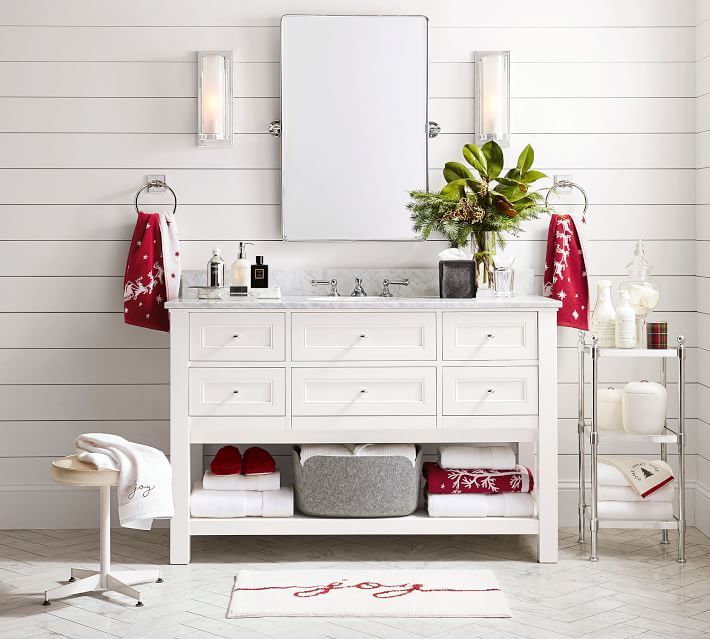 I really love the simple Christmas touches in this bathroom! You can shop the space here (affiliate): --> shopstyle.it/l/bbxml