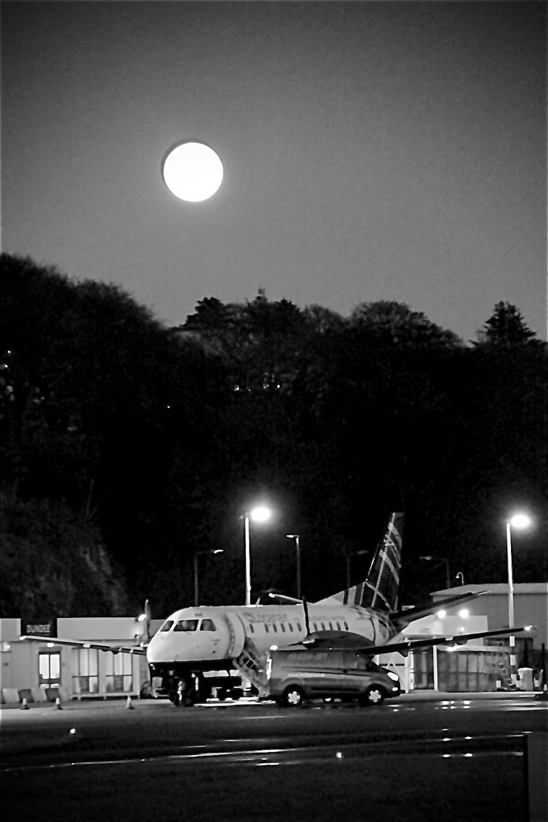 DNDAirport's tweet image. It’s a braw moonlicht nicht the nicht @DNDAirport for the @FlyLoganair flight to @STN_Airport #supermoon #BestWeeAirport #fullmoon