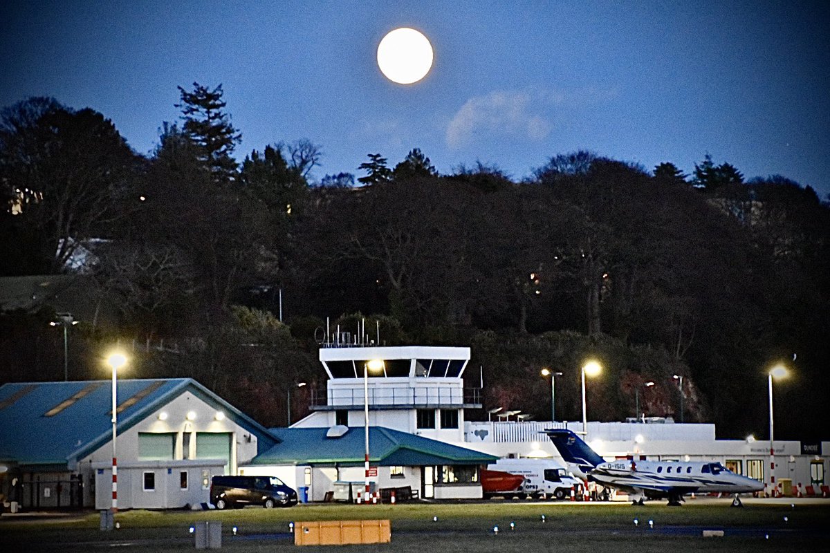 DNDAirport's tweet image. It’s a braw moonlicht nicht the nicht @DNDAirport for the @FlyLoganair flight to @STN_Airport #supermoon #BestWeeAirport #fullmoon