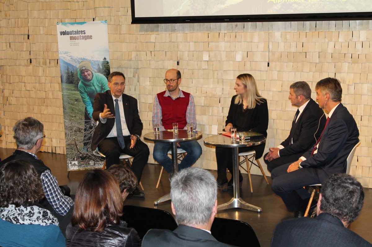 Podiumsdiskussion in Bern zum internationalen Tag der #Berge: Wie kann der Stadt-Land-Graben überwunden werden? Z.B. mit dem Projekt "Bergversetzer", welches  Verständnis für die Anliegen der Bergbevölkerung schafft. <a href="/Promontagna/">SAB</a>  
#InternationalMountainDay #MountainsMatter