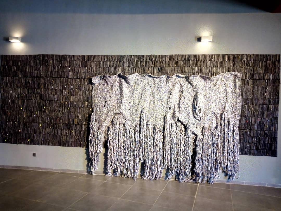 shyllonmuseum's tweet photo. On display at the museum.
Olanrewaju Tejuoso, Wota Na Wota, 2019, Mixed Media, 620 x 209cm.
#YSMA #environment #sustainability #waste #ecosystem #Art #learningwithart #learningresource #impact #society #education #PAU #universitymuseum #museumexhibition https://t.co/s33WHh90Ia