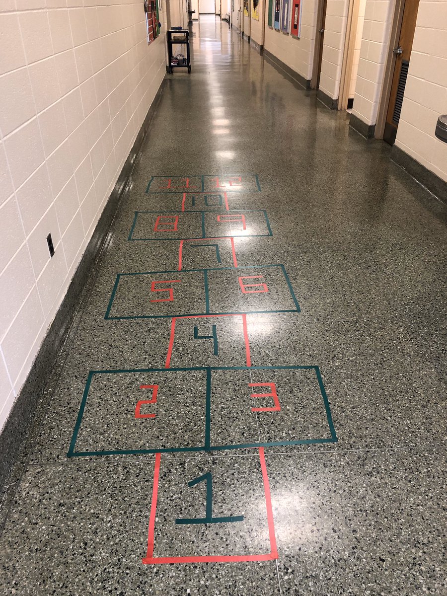 Hopscotch on the lunch line at Canaan ?? Why not??<a href="/PMinstruction/">Lori Cannetti</a> @PatMedSchools #Gopatmed