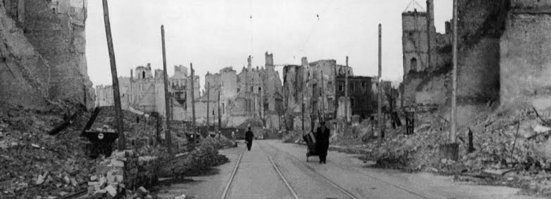 Помощь германии после войны. Берлин 1945 г фото. Восстановление Германии после войны. Немецкие послевоенные дома.