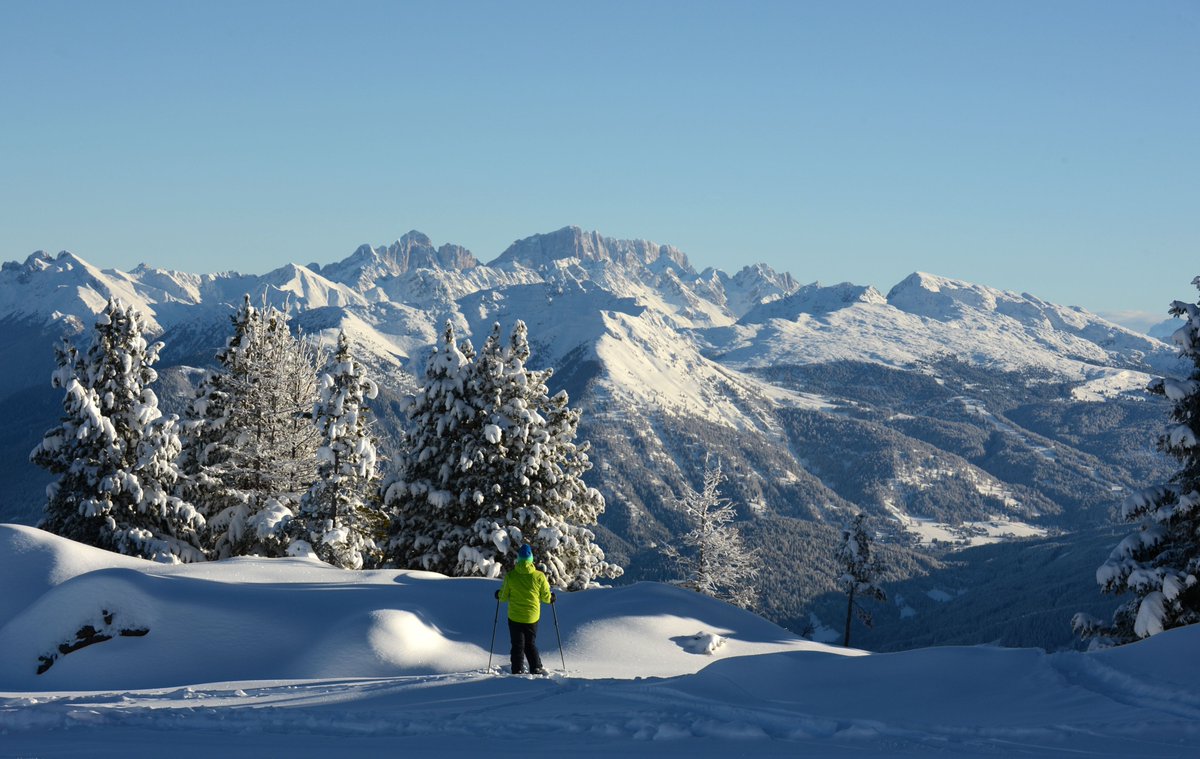 anef_ski's tweet photo. La montagna è un’eredità che si tramanda tra le generazioni con il mezzo più potente che si possa respirare ad alta quota: il silenzio.  “I giovani hanno a cuore la montagna” è il tema della Giornata Internazionale della Montagna 2019. #ANEF https://t.co/qMloHLbxfU