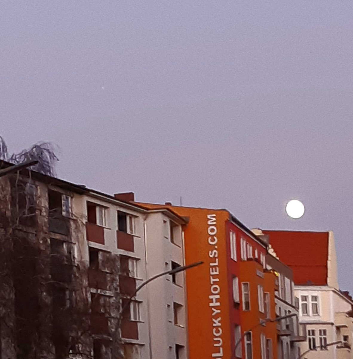 Letnapark's tweet photo. SCHÖNEN ABEND! (Diät oder keine Diät?)
Das Jahr ist kurz und lang die Stunde.

Christian Dietrich #Grabbe *11.12.1801 - 12.12.1836

Die einzige Speise, von der man nicht satt werden kann, ist der Kuss.

[Fast Vollmond;)] https://t.co/sZwQwSuNSs