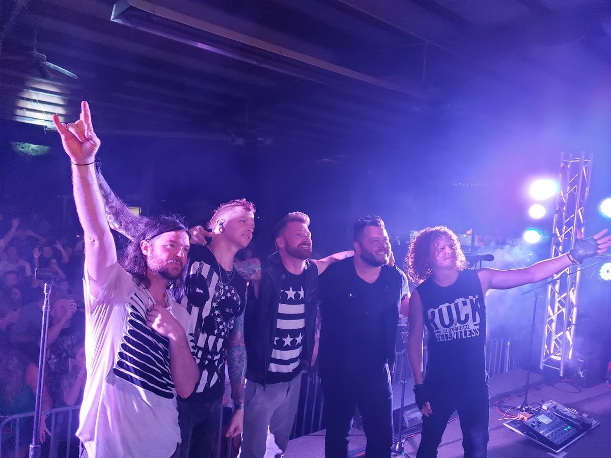 hindermusic's tweet image. We LOVE you all 🔥🔥 #Hinder

📸: Mike Yeater