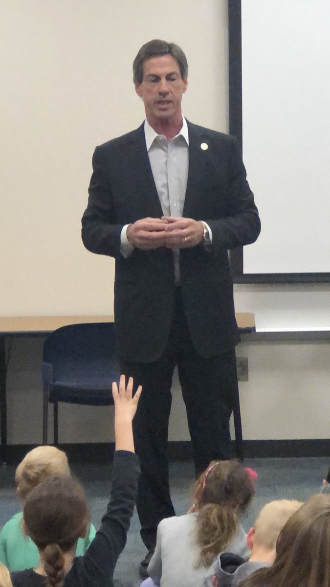 MandyWi45328139's tweet photo. Mayor Ray Smith visits 1st graders @LightFarmsElem @LFFirsties during   Public Officials week for our social studies unit! Thank you for your time Mr.Smith! https://t.co/wBHVqZaDtT