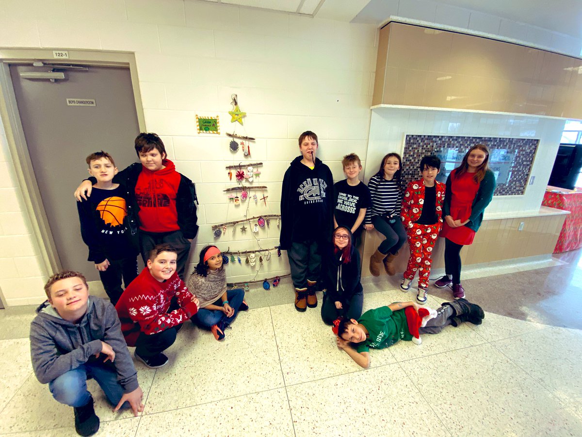 Our eco-friendly door display! “Have a #GREEN Christmas!” Salt dough ornaments, egg carton Snowmen, cardboard yarn ornaments and pine cones! 🎄 #sustainabledecor #lesswaste #practisewhatyoupreach @DiamondTrailPS @EcoSchoolsCAN @COEOoutdoors