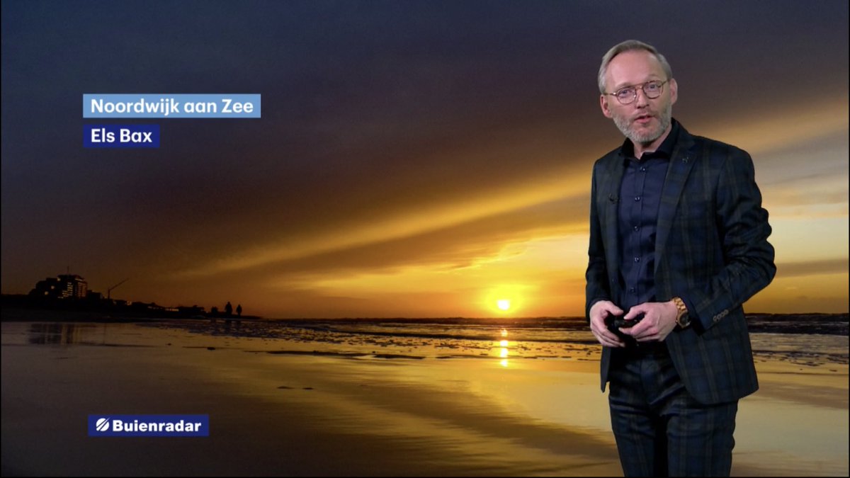 ElsBax3's tweet photo. WILLIAM HUIZINGA AAN HET WERK #elsbax #BuienRadarNL #weer #weerfotograaf #weerfoto #RTL4 #noordwijk #Holland #weerpresentator #Netherlands https://t.co/BIlbnbnjvD