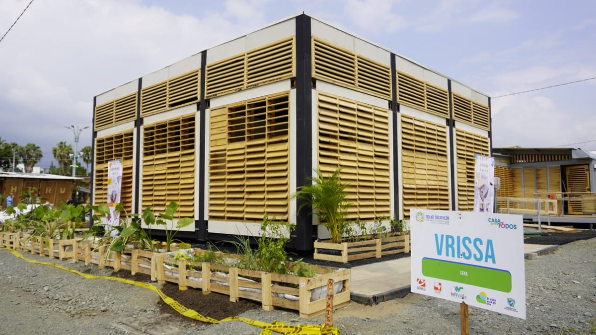 vrissacasasena's tweet photo. #OrgulloSENA La #CasaDelSENA de @vrissacasasena que participa en el @SolarDLAC acaba de obtener el 3er puesto en la categoría de Diseño Urbano, fruto del trabajo en equipo de aprendices e instructores de @SENA_Antioquia @SenaAtlantico @SENADttoCapital @SENA_Tolima y @SENA_RValle https://t.co/bGKPEiWxn3