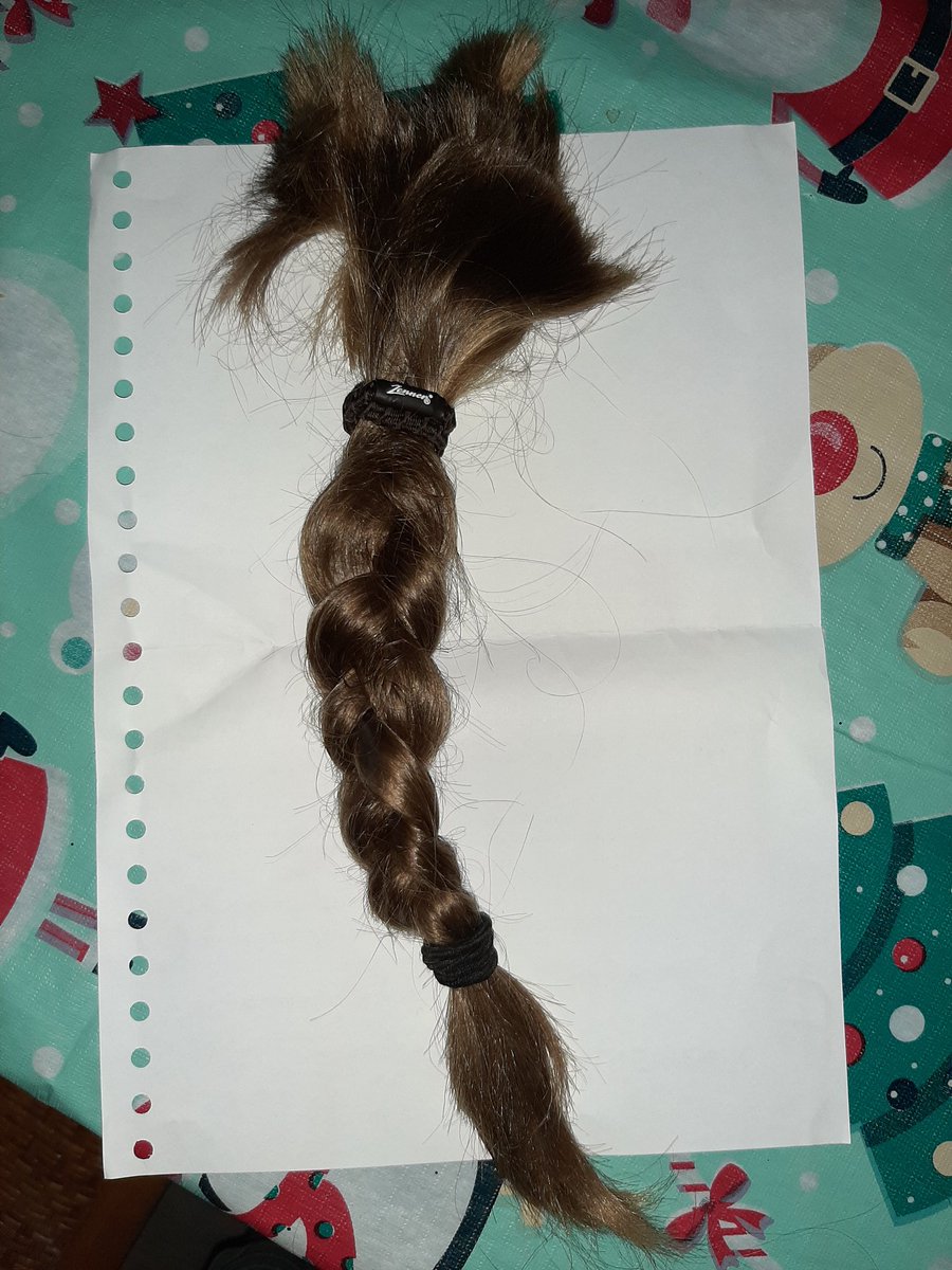 SilOnink's tweet photo. Een jaar en 2 maanden geleden heeft Cassidy 32cm haar gedoneerd aan @Haarwensen. Vandaag heeft Cassidy wederom 30cm gedoneerd bij Brandlezz concepts! Ik ben zo verdomd trots op haar!!!! 🥰😍 https://t.co/KdpBTNpos5