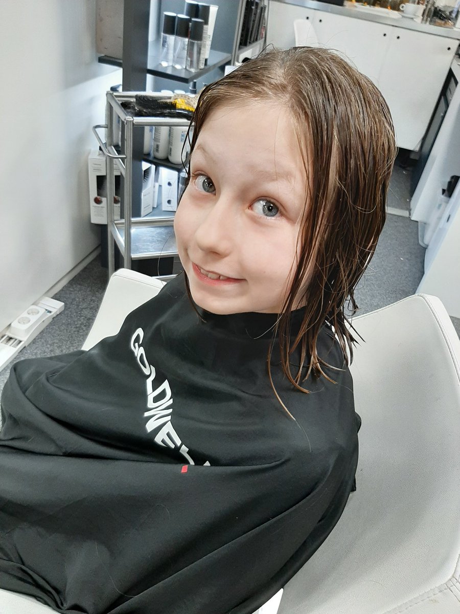 SilOnink's tweet photo. Een jaar en 2 maanden geleden heeft Cassidy 32cm haar gedoneerd aan @Haarwensen. Vandaag heeft Cassidy wederom 30cm gedoneerd bij Brandlezz concepts! Ik ben zo verdomd trots op haar!!!! 🥰😍 https://t.co/KdpBTNpos5