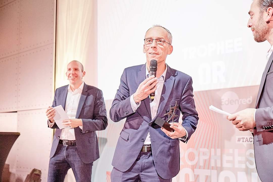 AulnerH's tweet photo. Trophée OR ! Reconnaissance vis-à-vis des étudiants qui ont été de véritables partenaires et de l’équipe qui a été agile ! Cette stratégie basée sur les étudiants partenaires et le marketing de l’émotion nous font gagner la conquête #jeunes #TAC19 #LAPOSTE https://t.co/nOftuSF1yz
