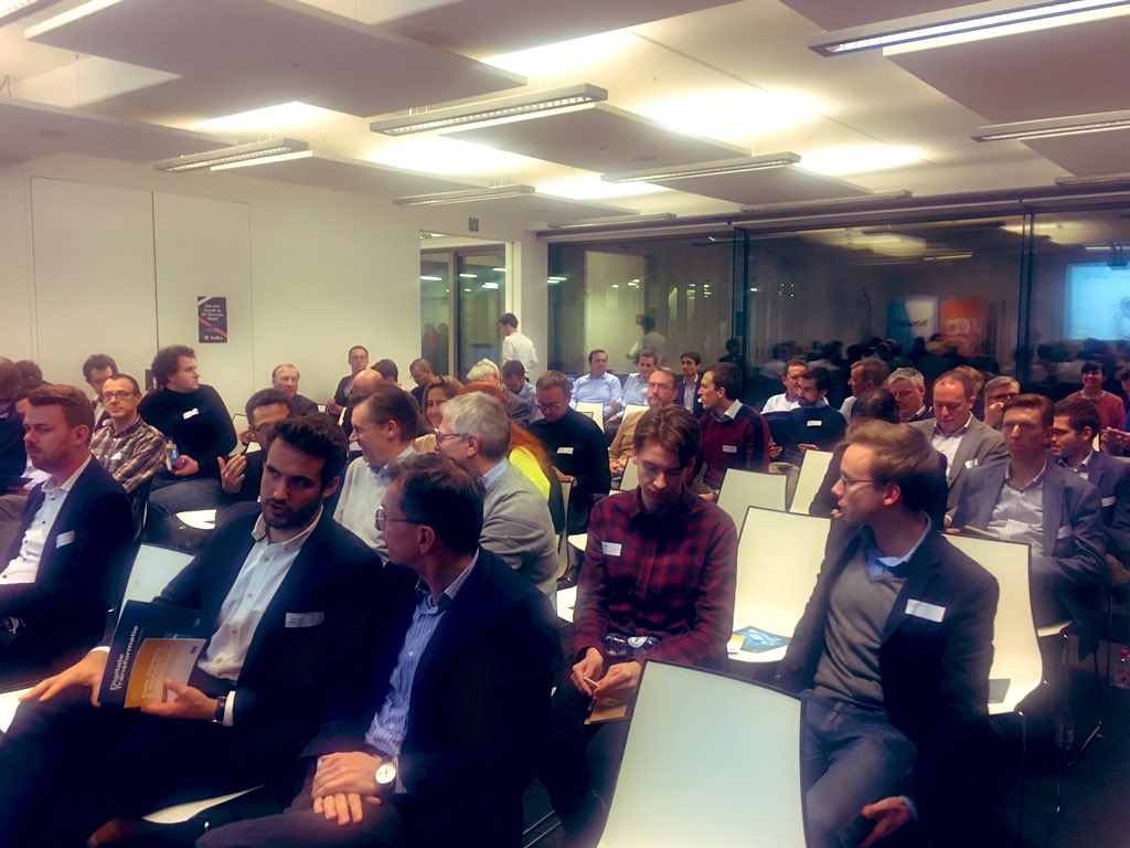 VokaWVL's tweet image. Full house voor het tweede seminarie van de #aiacademy. Deze keer worden we warm onthaald bij @SAVACONV. Véronique Van Vlasselaer (SAS) en Dierk op ’t Eynde (@FODFinanciën) leggen ons uit wat de kracht is van #data. En wat is data nu eigenlijk waard? #DaaromVoka  #SamenGroeien