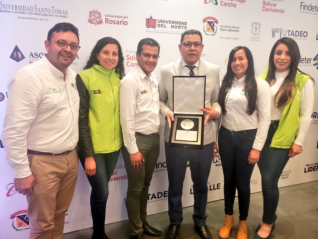 ItboyBoyaca's tweet photo. En estos cuatro años nos comprometimos en crear cultura vial en nuestro departamento,  logramos realizar programas de sensibilización a los actores viales boyacenses y visitantes.
Hoy obtuvimos este reconocimiento a los mejores gobernantes en seguridad vial. https://t.co/UarzmYLC6y