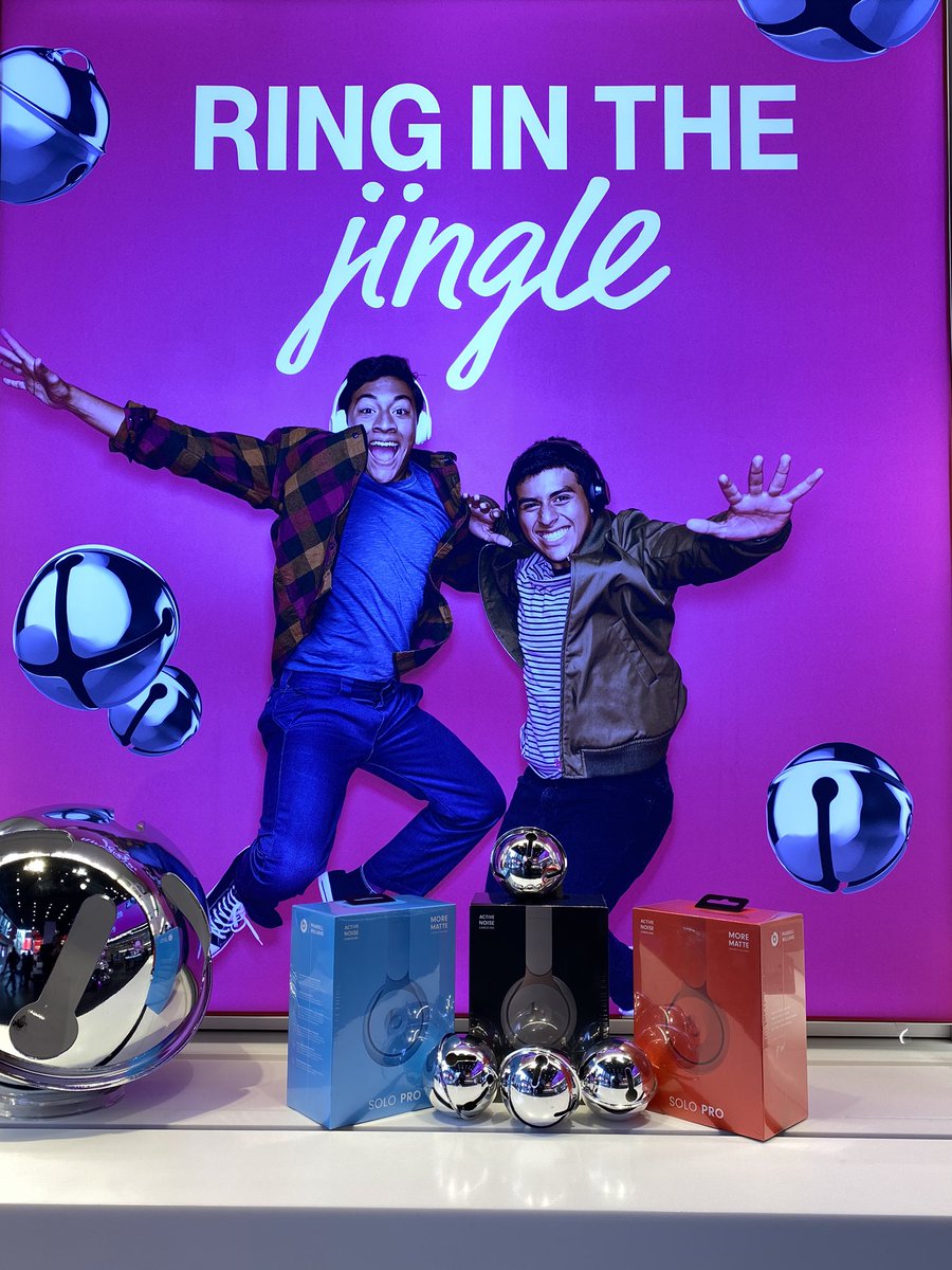 NellyTSQ's tweet photo. I want to #RingInTheJingle to #MyMagentaList with some brand new #SoloPros this year! The hardest part about getting these? Choosing a color! Which is your fave? 💙❤️🖤🤍? I’m thinking RED! ❣️ https://t.co/Hr5JBjD1MI