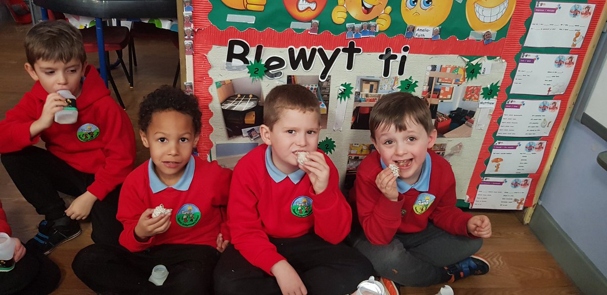 PentrerGraig's tweet photo. Lots of learning, caring and having fun in #pgpspaceships over the last few weeks...celebrating Diwali- diwa lamps, sweets and Rangoli plates #pgphum #pgpart https://t.co/RFuYQKnq16