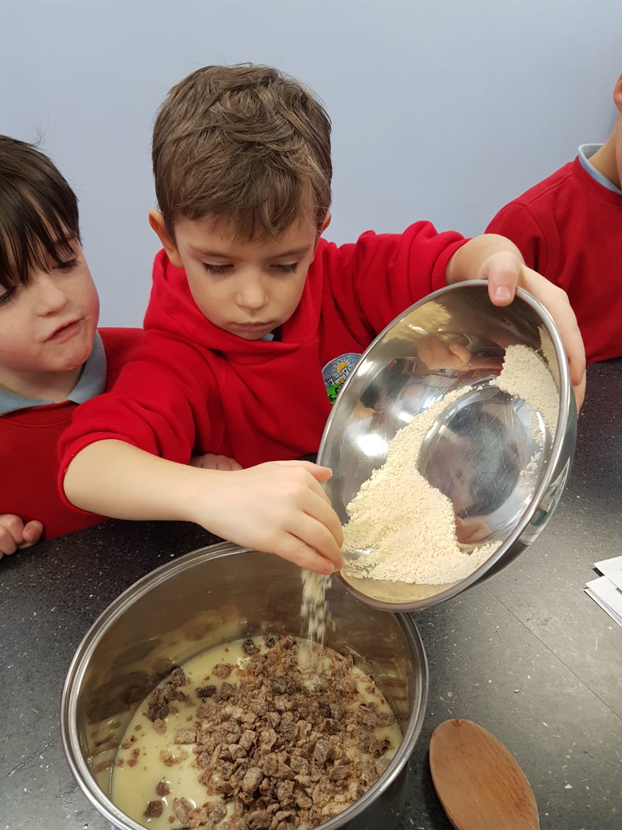 PentrerGraig's tweet photo. Lots of learning, caring and having fun in #pgpspaceships over the last few weeks...celebrating Diwali- diwa lamps, sweets and Rangoli plates #pgphum #pgpart https://t.co/k4NCvRx2jq