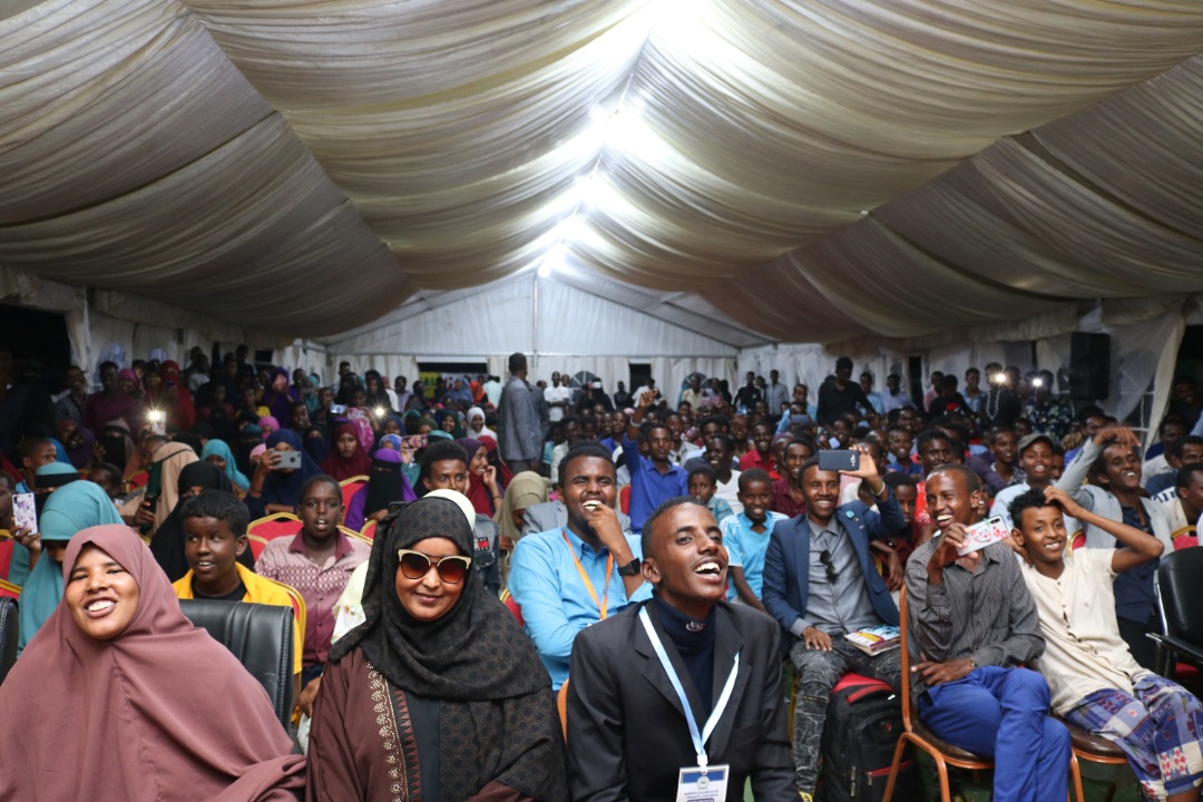 NimcoBakaal's tweet image. Abwaan Murti-Meer oo cajiska jamahirta kaga qadey Mansadatan.
”-Anoo hoosada nugaal
-Howaynka lajooga oo
-Halkaa ku illaaliyoo
-Hangoolkaan wayn sitoo
-dhabaataba aanan hayn...”
#LIBF2019
#Day2
#Eveningshift