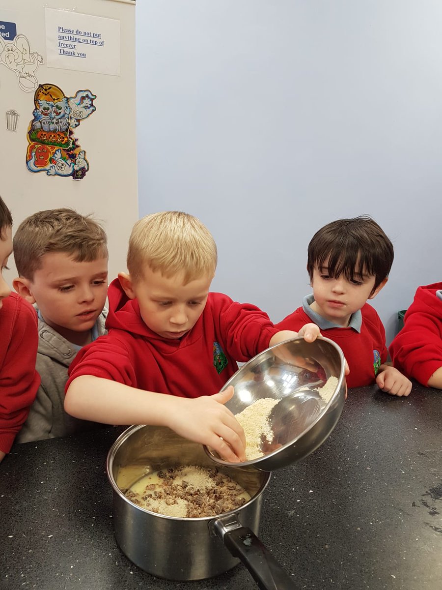 PentrerGraig's tweet photo. Lots of learning, caring and having fun in #pgpspaceships over the last few weeks...celebrating Diwali- diwa lamps, sweets and Rangoli plates #pgphum #pgpart https://t.co/k4NCvRx2jq