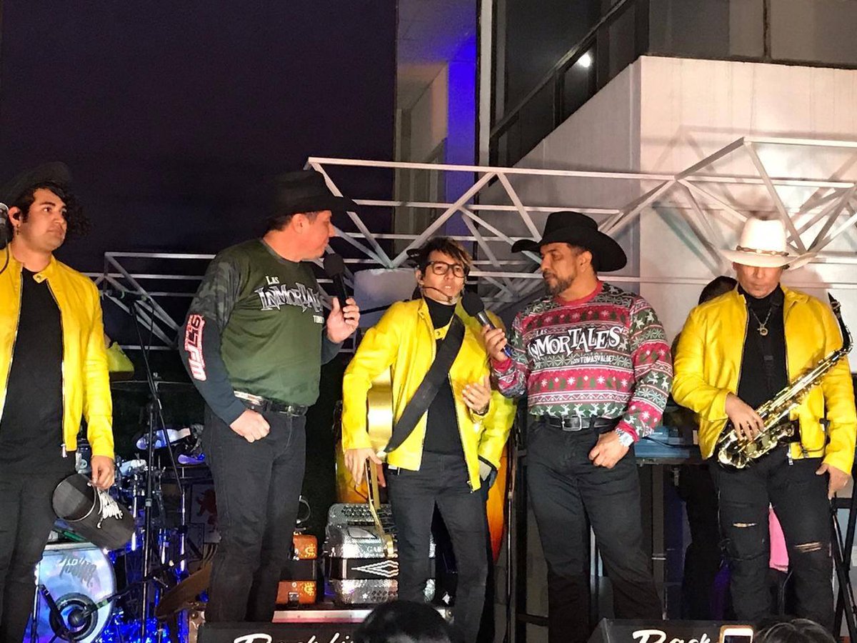Gracias por la invitación amigos del <a href="/canal28nl/">Canal 28 Nuevo León</a> la pasamos increíble la noche de ayer en #IluminemosNuevoLeón con todos ustedes <a href="/MonterreyMusic/">Monterrey Music</a> 🎅🎄🎁