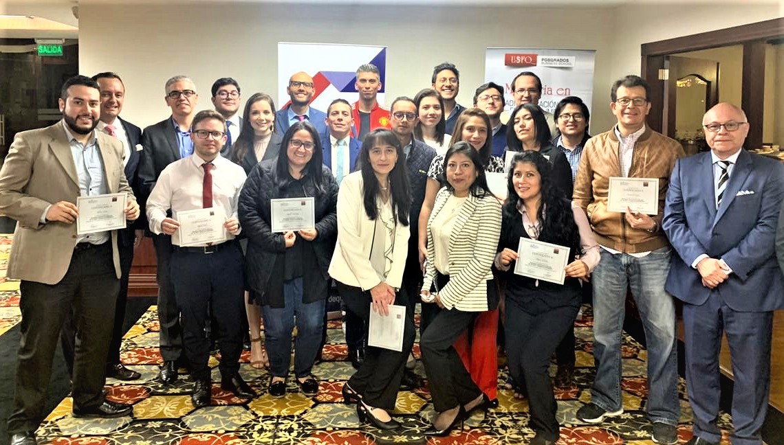 USFQBSchool's tweet photo. La noche de ayer terminó exitosamente la tercera edición del Programa Ejecutivo en Mercado de Valores y Manejo de Inversiones. Nos acompañaron Gilberto Pazmiño, Presidente del Directorio  y Jeffry Illingworth, Gerente de la Bolsa de Valores. #BVQ. https://t.co/06jJkbrkFJ