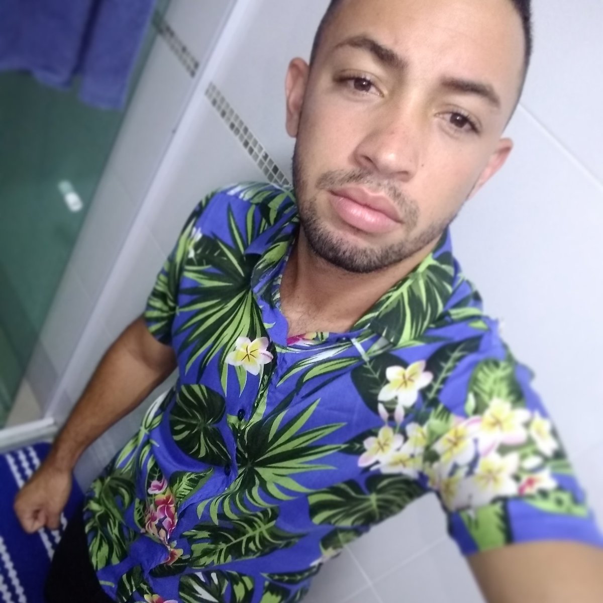 TechioGabriel's tweet image. Chaga logo férias.    🍻🌞🏊