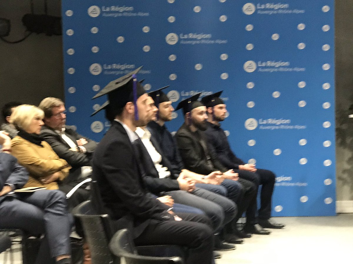 Remise des #diplomes de la 1ère promo <a href="/TheNuumFactory/">The Nuum Factory</a> pour des #ingenieur se formant à la #transformation #digitale
École impulsée par le <a href="/MedefAura/">MEDEF Auvergne-Rhône-Alpes</a> avec la #region <a href="/auvergnerhalpes/">Auvergne-Rhône-Alpes</a> &amp; l’appui de @poleemploi_ara pour contribuer à la #transformation #numerique des #entreprises