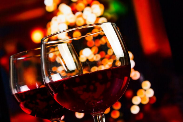 RuthsChrisBuck's tweet photo. Nothing goes better with a sizzling steak than red wine. Cheers! https://t.co/NZWj4jH0bw