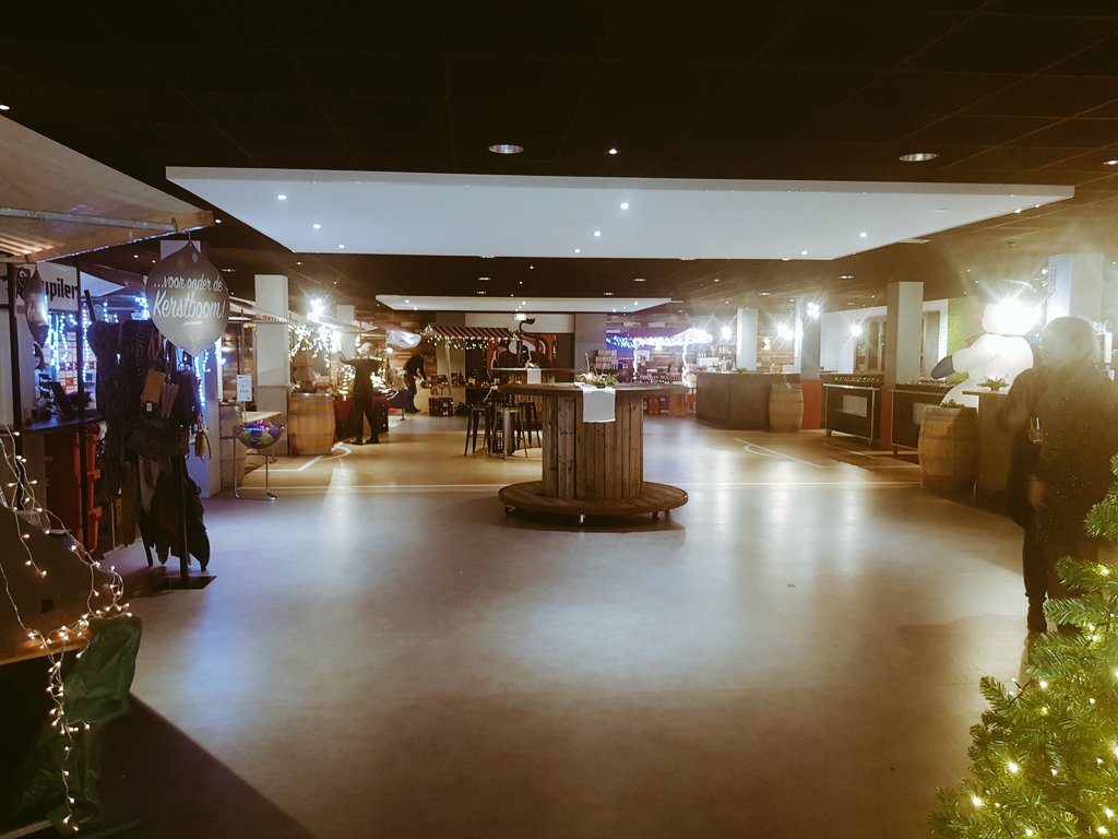 FCEmmenBusiness's tweet photo. Voor het 3e jaar #kerstmarkt & #kerstdiner voor medewerkers van #EMMTEC @FC_Emmen #DeOudeMeerdijk Altijd een #feestje 🎅🥂🍾 https://t.co/vPAwKeP6qK