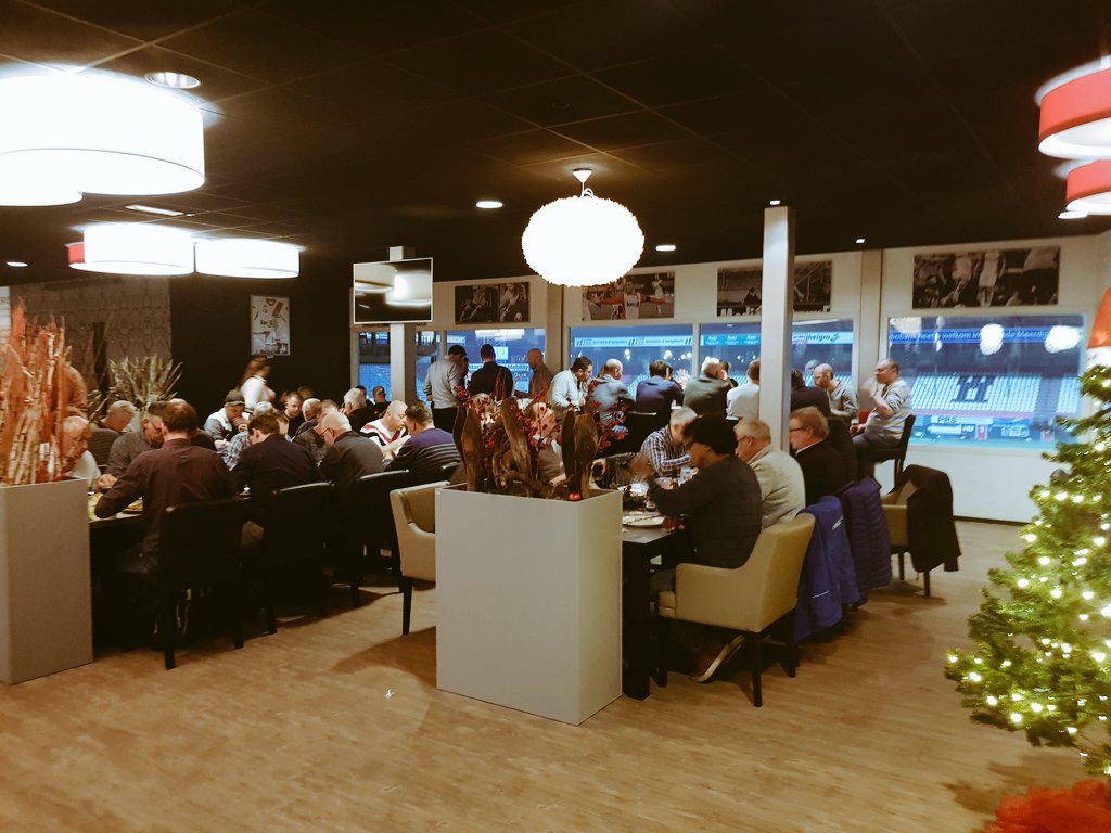 FCEmmenBusiness's tweet photo. Voor het 3e jaar #kerstmarkt & #kerstdiner voor medewerkers van #EMMTEC @FC_Emmen #DeOudeMeerdijk Altijd een #feestje 🎅🥂🍾 https://t.co/vPAwKeP6qK