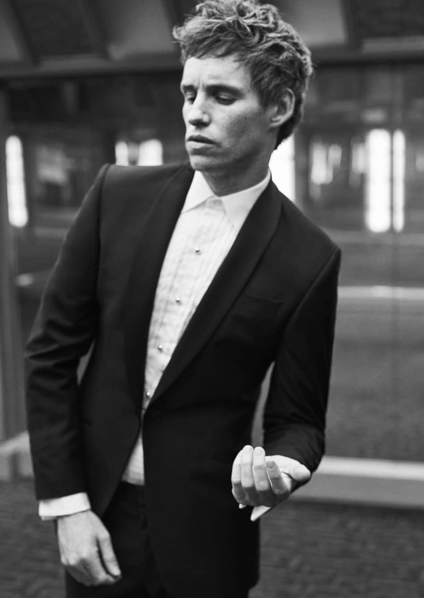 bespokeredmayne's tweet photo. Bonus Eddie: Another #RogerRich shot from the @zoomagazine winter cover story on #EddieRedmayne. https://t.co/0kHyMit1ux