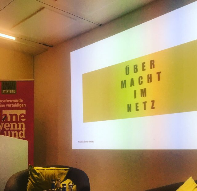 debatedehate's tweet photo. Bei ihrer Buchvorstellung „Übermacht im Netz“ spricht @brodnig über die Vorgabe von Reaktionsmöglichkeiten auf Plattformen durch Buttons und Oberflächendesign. https://t.co/5DzGgJLK7J