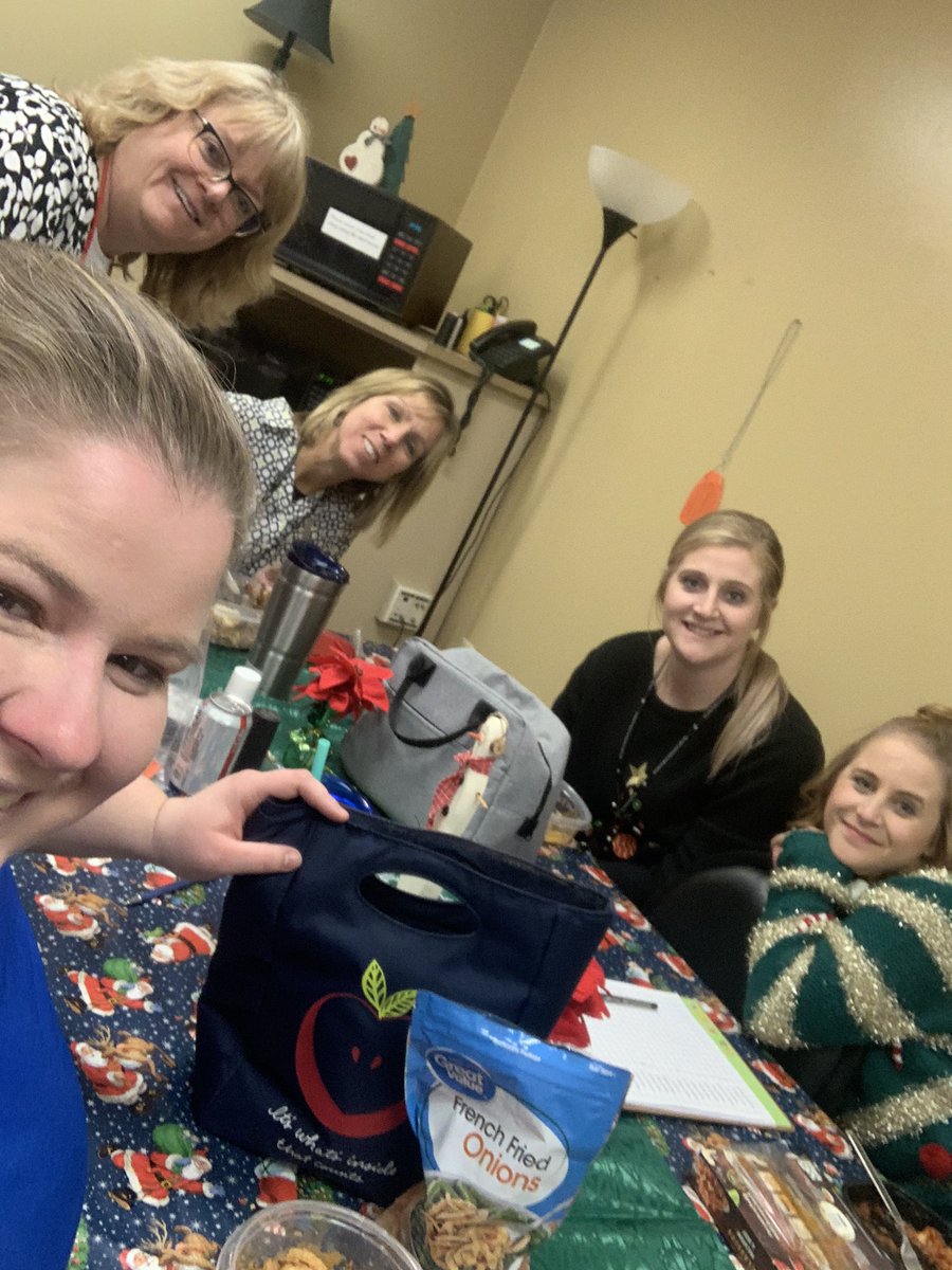 Heusner4thGrade's tweet photo. Santa’s Favorites love to hang out with the 4th grade crew at lunch time! #HeusnerPride https://t.co/eQ9VRjo4dM