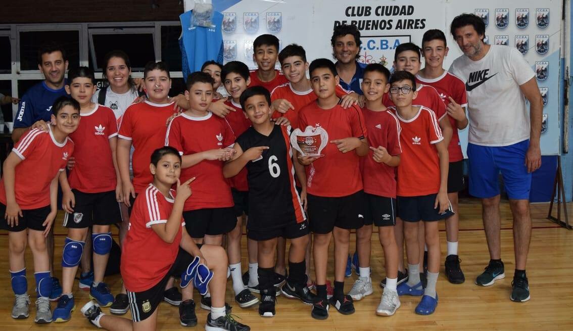 SocialMonteros's tweet photo. #CopaCiudad El "Rojo" pisó fuerte en Buenos Aires.

Los Sub 13 varones, que ya venían de consagrarse campeones en el torneo tucumano, ganaron la #CopaDePlata del certamen jugado en el Club Ciudad de Buenos Aires.

🔴 #JuegueElClub #VamosSocial 🔴 https://t.co/vVj1hAsWPt