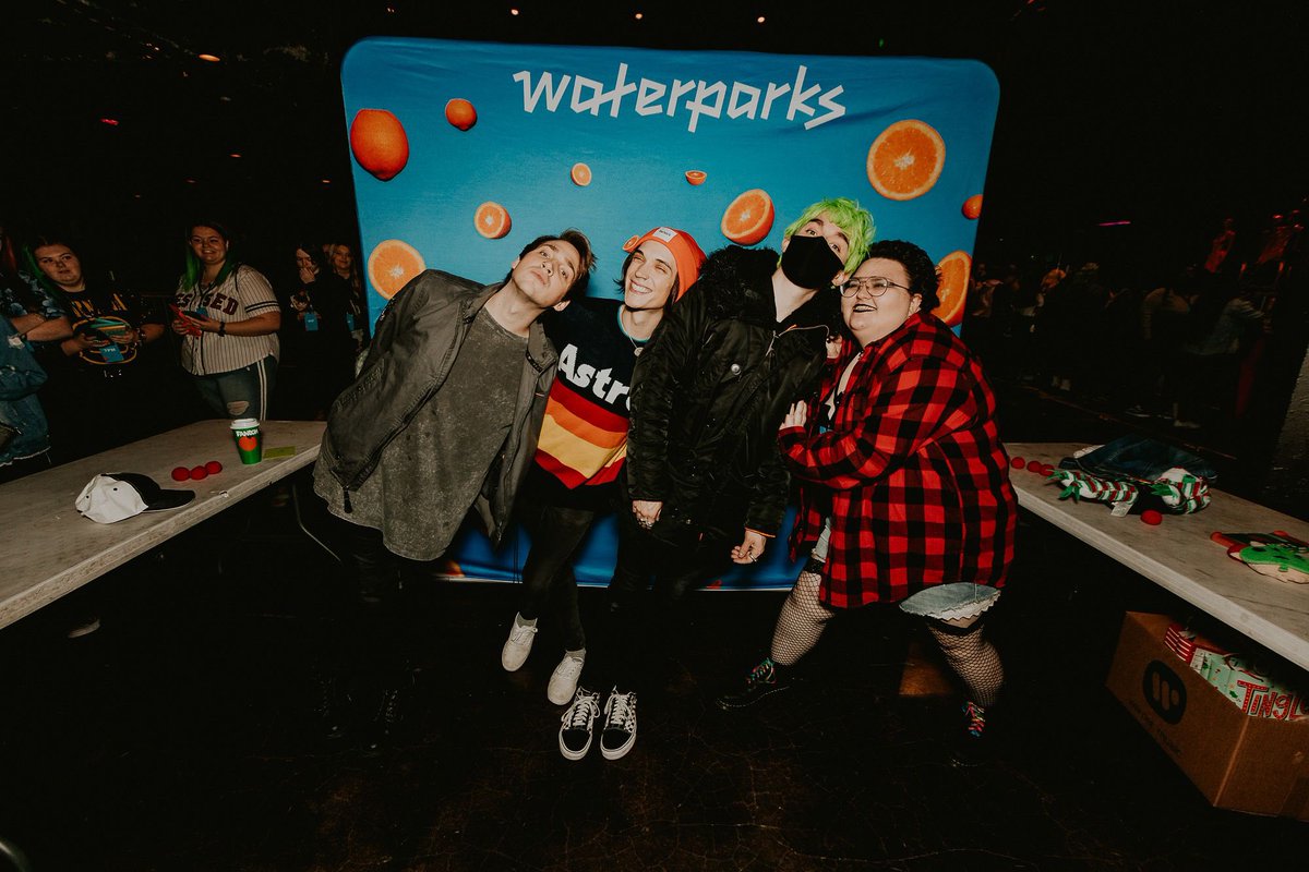 modernanddated's tweet image. who did it better??? (hint it’s definitely me and @waterparks) 💜💜💜
i love y’all so fucking much. thank you for last night. i can’t talk or walk and i have never been happier about it ♡