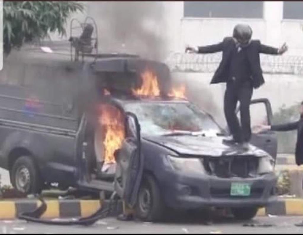 Ammar Rashid (@ammar90pic) on Twitter photo ملک بھوٹان میں قانون کا ناچ 
#picunderattack 
#lawyers
#دہشت۰گردی۰نامنظور ملک بھوٹان میں قانون کا ناچ 
#picunderattack 
#lawyers
#دہشت۰گردی۰نامنظور