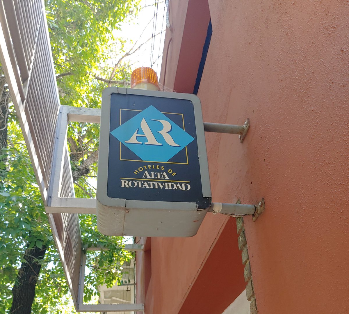 Albergue transitorio con finas hierbas. 

En Uruguay, hotel de alta rotatividad