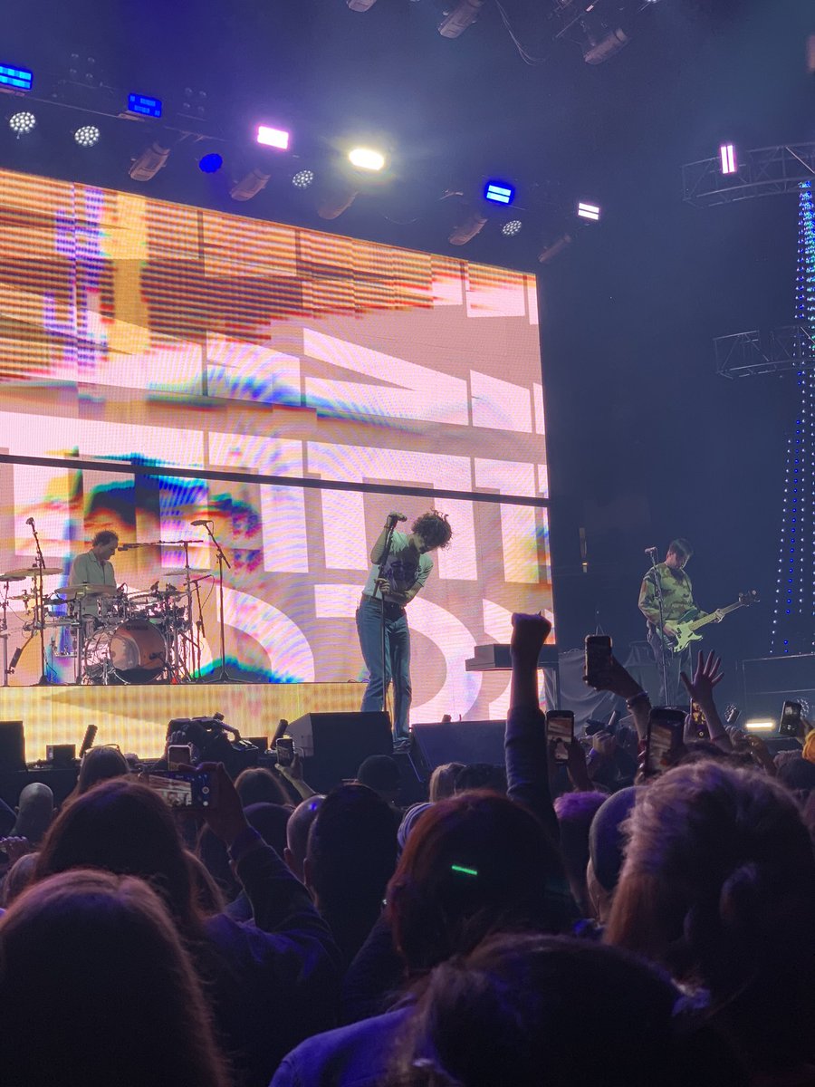 the1975LAupdate's tweet photo. they always know how to put on a good show #kroqxmas 
#kroqalmostacousticchristmas #the1975 #kroq #mattyhealy #adamhann #rossmcdonald #georgedaniel #dirtyhit https://t.co/2x7fUbfOBz