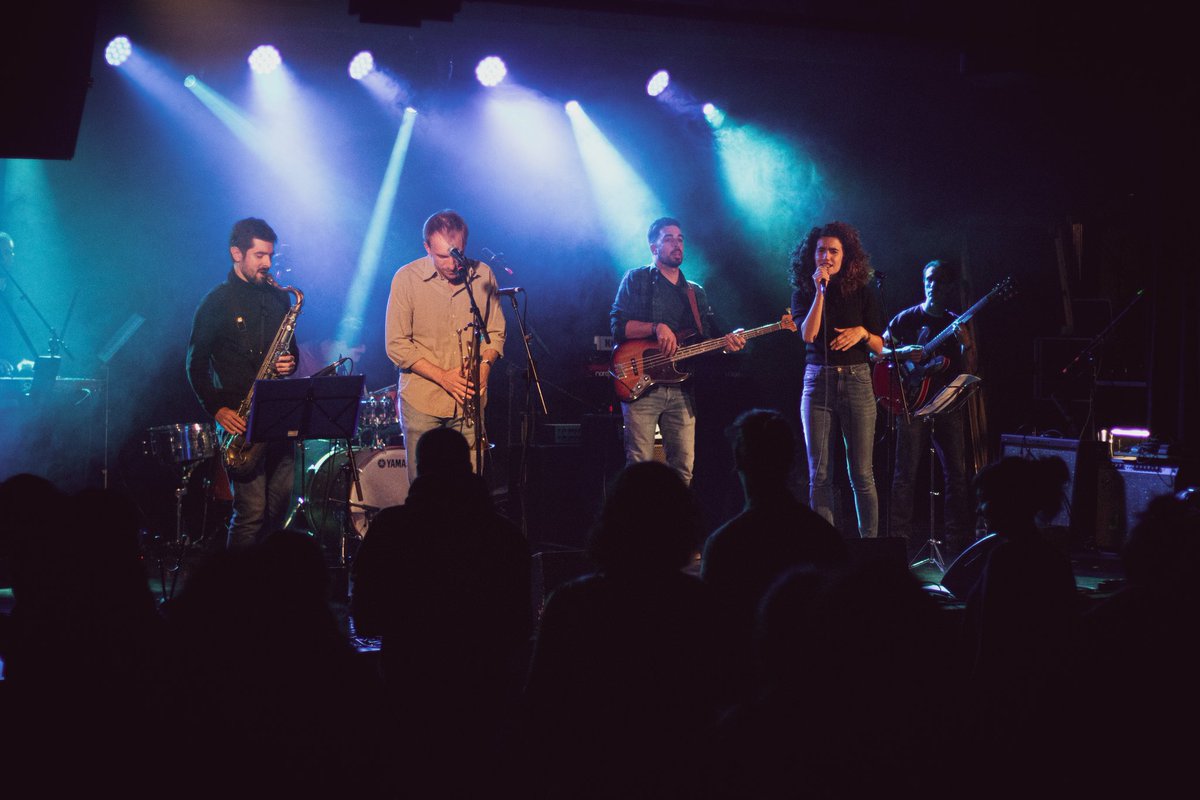 Lafedecat's tweet photo. ❗❗GRÀCIES❗❗
Ahir + de 500 persones vam ballar pels #DretsHumans a la @sala_apolo

Gràcies @blankfosk @rootdiamoons Karamba i @KoersReggaeBand, i a totes les que vau venir per acompanyar-nos.

#Noserveixderes si no és #JustíciaGlobal!
#30anysFede 

📸 Potography nurietta https://t.co/7GohF6j0M0