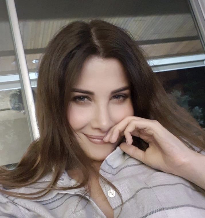 NancyAjram's tweet photo. سيلفي؟ ليش لأ؟☺️💗 https://t.co/YDlyBMdH6h