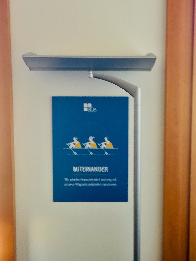 ANDREPHMUELLER's tweet photo. Schön war‘s❗️Auf ein baldiges #Wiedersehen❗️👋🏽👋🏼 #Abschied #Jobwechsel #Neuanfang #Netzwerk #SozialpartnerArbeitgeber #HausDerDeutschenWirtschaft #HdDW https://t.co/AUqqTuMNsg