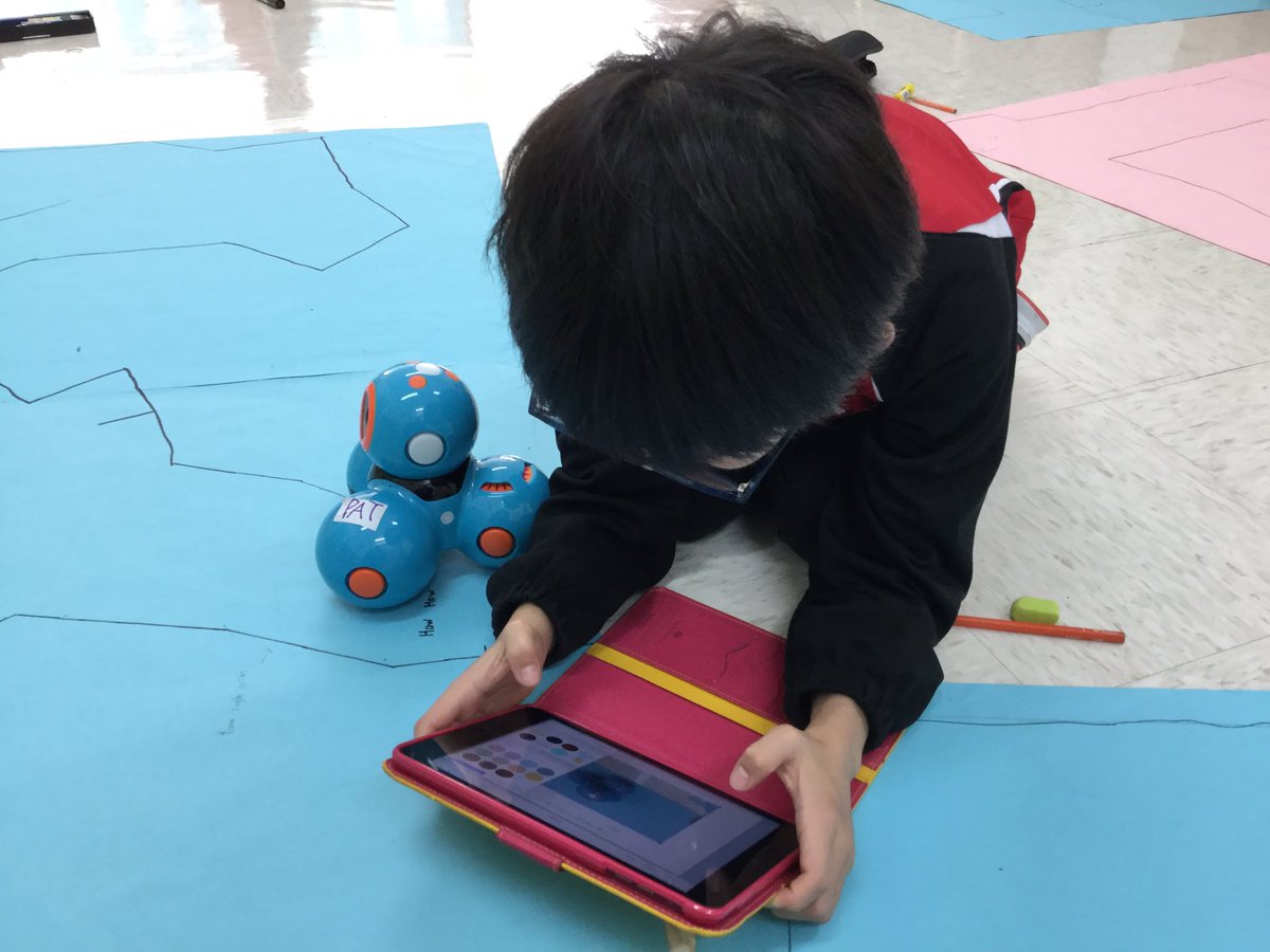 ms_kung's tweet photo. Coding infused into our Procedural Writing Unit @DSC_EDU @WonderWorkshop @Apple The students had lots of fun creating their very own Dash Mazes and planning their codes. Next step, writing sentences of their steps on @BookCreatorApp #makelearningfun #learningisfun #becreative https://t.co/lAchaWc2qb